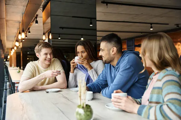 Diversi colleghi di un moderno team di startup si riuniscono attorno a un tavolo, impegnandosi in brainstorming creativo e collaborazione.. — Foto stock