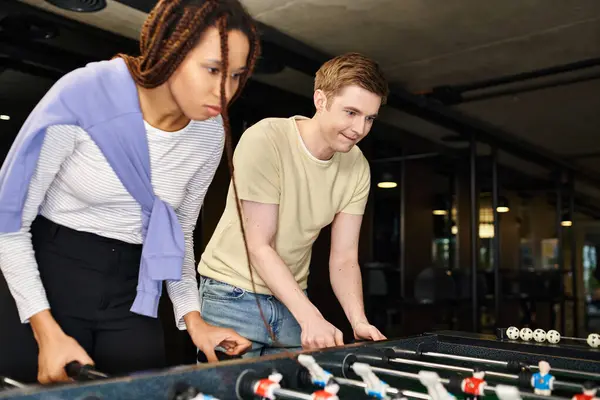 Un uomo e una donna si impegnano in un gioco amichevole, mettendo in mostra il lavoro di squadra e la competitività. — Foto stock