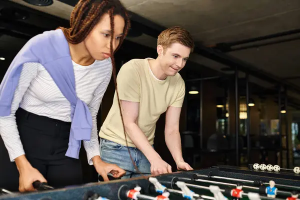 Ein Mann und eine Frau liefern sich ein Freundschaftsspiel und zeigen Teamwork und Wettbewerbsfähigkeit. — Stockfoto