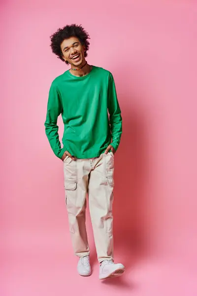 Ein fröhlicher junger, lockiger Afroamerikaner steht in lässiger Kleidung und zeigt vor rosa Hintergrund eine Reihe von Emotionen. — Stockfoto