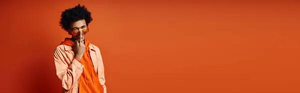Uma mulher afro-americana elegante em uma camisa laranja e branca, banner — Fotografia de Stock