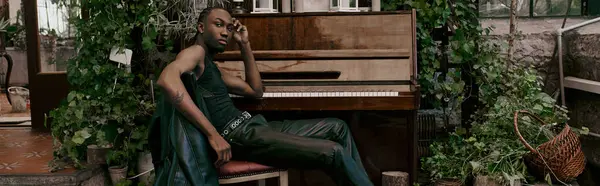 Африканский американец в элегантной одежде играет на пианино. — стоковое фото
