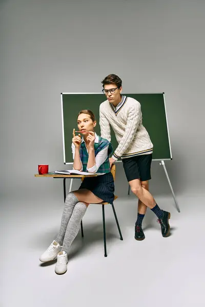 Homem e mulher elegantes posando com gestos elegantes em um ambiente universitário. — Fotografia de Stock