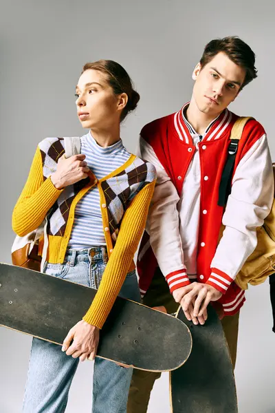 Attractifs étudiants sportifs posant avec des planches à roulettes. — Photo de stock