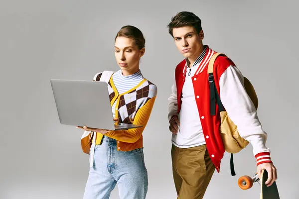 Lässiges College-Duo mit Laptop und Skateboard. — Stockfoto
