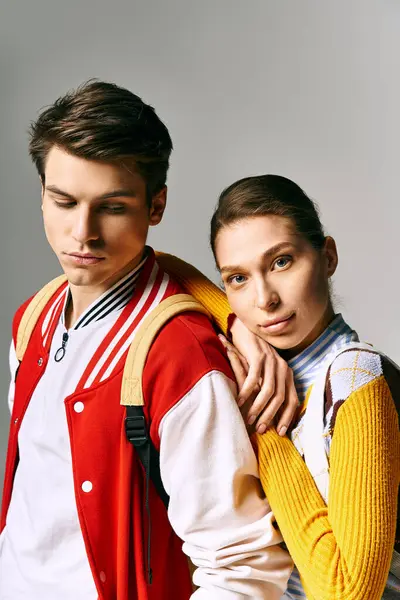 Un jeune homme et une jeune femme, élégamment habillés, posent dans une salle de classe du collège. — Stock Photo