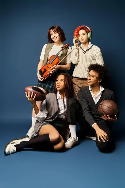 Un groupe de jeunes amis multiculturels, assis les uns à côté des autres dans une tenue élégante sur un fond bleu foncé. — Stock Photo