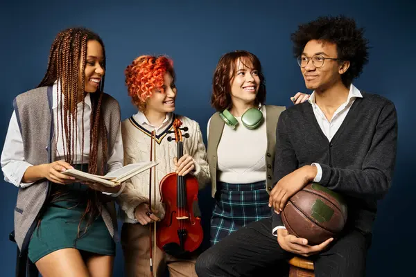 Eine Gruppe junger multikultureller Freunde, darunter eine nicht binäre Person, steht in stilvoller Kleidung vor dunkelblauem Hintergrund. — Stockfoto