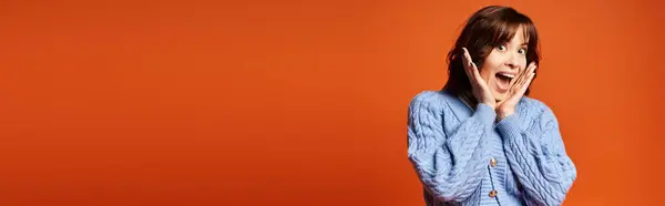 Jeune femme en tenue élégante avec un visage étonné dans un cadre de studio — Photo de stock