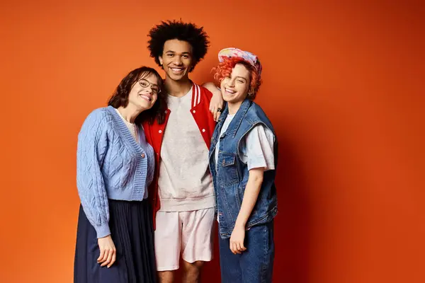 Un groupe diversifié de jeunes amis, y compris une personne non binaire, debout ensemble dans une tenue élégante dans un cadre de studio. — Photo de stock