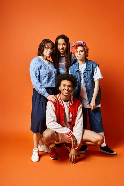 Amigos con estilo interracial posan juntos en un entorno de estudio. — Stock Photo