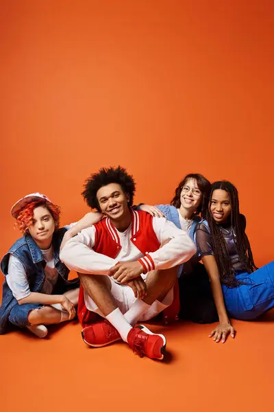 Eine vielfältige Gruppe junger Freunde, darunter eine nicht binäre Person, posiert stilvoll in einem Studio-Setting. — Stockfoto