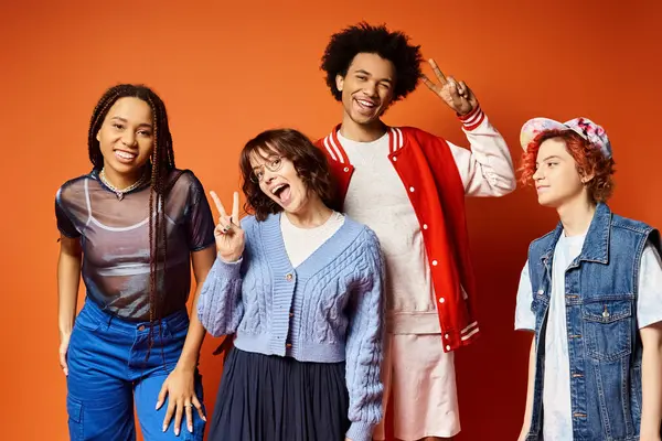 Amigos multiculturais em trajes elegantes estão unidos em um estúdio, incluindo um indivíduo não binário entre eles. — Fotografia de Stock