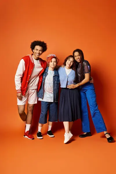 Personas no binarias y amigos con atuendo elegante de pie juntos en un entorno de estudio, mostrando la unidad y la diversidad. — Stock Photo