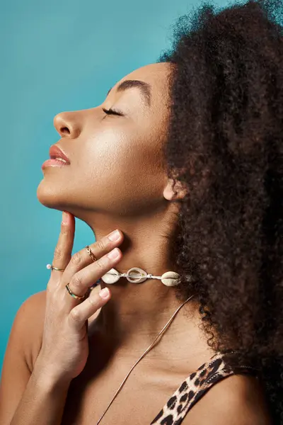 Joven mujer afroamericana con el pelo rizado golpeando una pose de moda. — Stock Photo