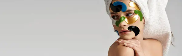 Una mujer con parches en la cara, mostrando creatividad y arte en su maquillaje. - foto de stock