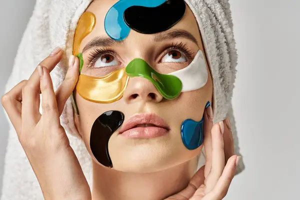 Une jeune femme avec des patchs sur le visage. — Photo de stock