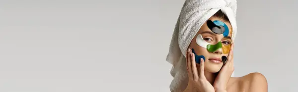 Uma jovem mulher com manchas nos olhos e uma toalha na cabeça, irradiando confiança e beleza enquanto se entrega à sua rotina de autocuidado. — Fotografia de Stock