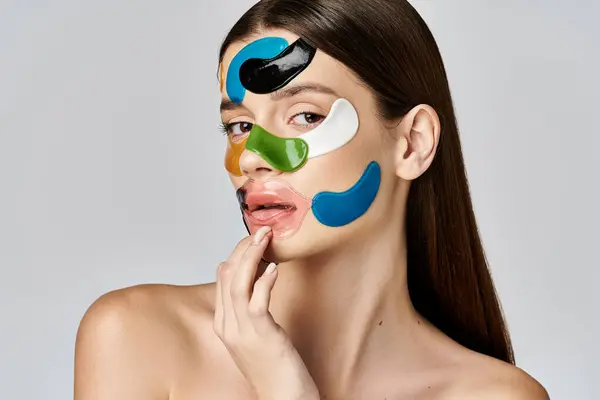 Eine junge Frau mit Augenklappen im Gesicht, die eine Symphonie von Farben in einem faszinierenden Schauspiel präsentiert. — Stockfoto