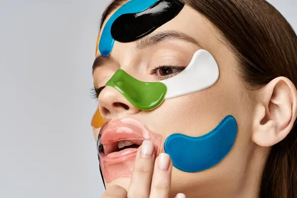 A stunning young woman with eye patches on her face, reminiscent of eye patches or foundation, poses for the camera. — Stock Photo