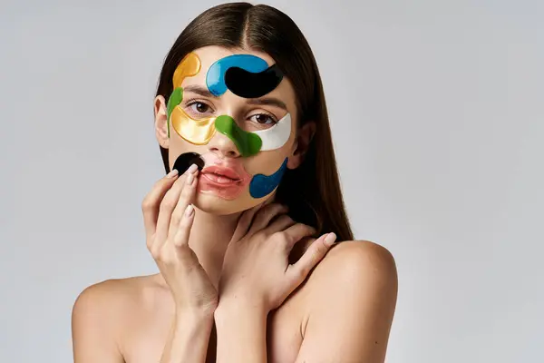 Une belle jeune femme avec des bandeaux sur le visage, mêlant art et beauté dans un affichage créatif. — Photo de stock