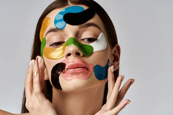 Une belle jeune femme avec des bandeaux sur le visage, mettant en valeur l'expression artistique et la créativité. — Photo de stock