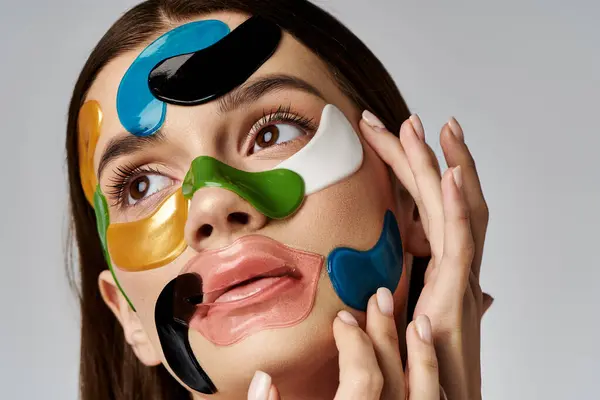 Eine schöne junge Frau mit Augenklappen im Gesicht in einer gelassenen Pose. — Stockfoto