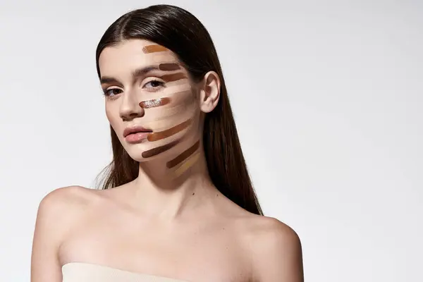 Uma jovem irradia beleza com maquiagem em seu rosto. — Fotografia de Stock