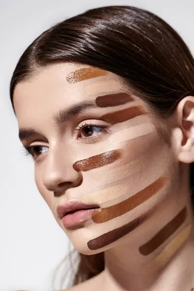 Eine atemberaubende junge Frau präsentiert einen verschwenderischen Make-up-Look mit Foundation. — Stockfoto