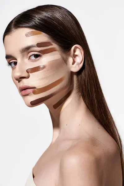 Verführerische junge Frau, die mit Schichten von Fundamenten geschmückt ist und komplizierte Make-up-Artistik zeigt. — Stockfoto