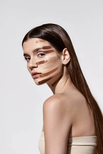 Trendy junge Frau mit Schichten von Fundament verziert, präsentiert komplizierte Make-up-Artistik. — Stockfoto