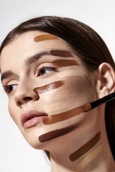 Stilvolle junge Frau mit Schichten von Fundament verziert, präsentiert komplizierte Make-up-Artistik. — Stockfoto
