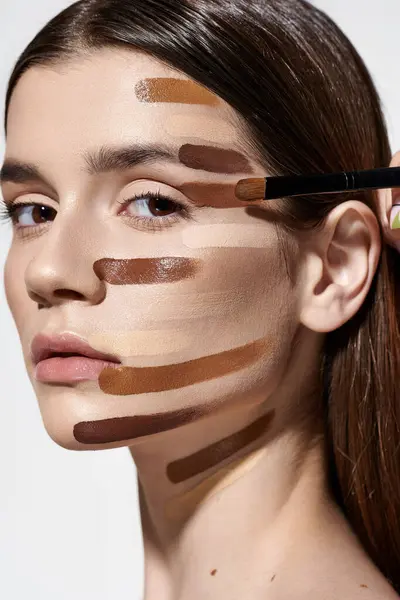 Eine junge Frau präsentiert ihre Schönheit mit Make-up im Gesicht, einschließlich Foundation. — Stockfoto