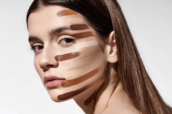 Schicke Frau präsentiert ihre Schönheit mit Make-up im Gesicht, einschließlich Foundation. — Stockfoto