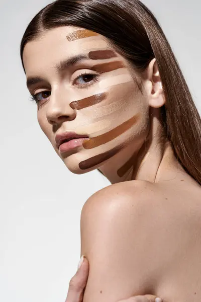 Debonair mujer muestra su belleza con maquillaje en la cara, incluyendo la fundación. - foto de stock