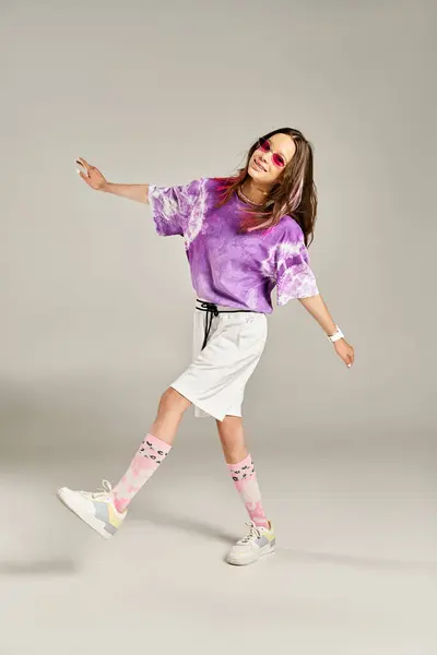 Une adolescente vibrante prend une pose ludique dans une chemise violette élégante et un short blanc. — Photo de stock