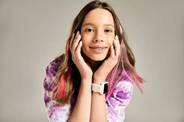Une adolescente élégante avec de longs cheveux frappant une pose, portant une montre à son poignet. — Photo de stock