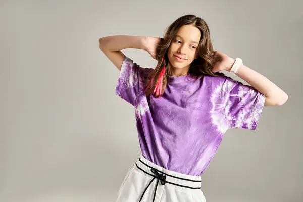 Una adolescente de moda posa elegantemente en una camisa púrpura y una falda blanca, exudando estilo y confianza. - foto de stock