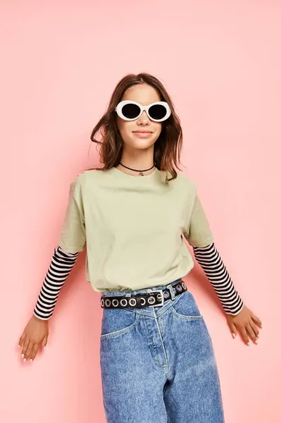 Une adolescente élégante dans une chemise verte frappant une pose avec des lunettes de soleil, respirant la confiance et la fraîcheur. — Photo de stock