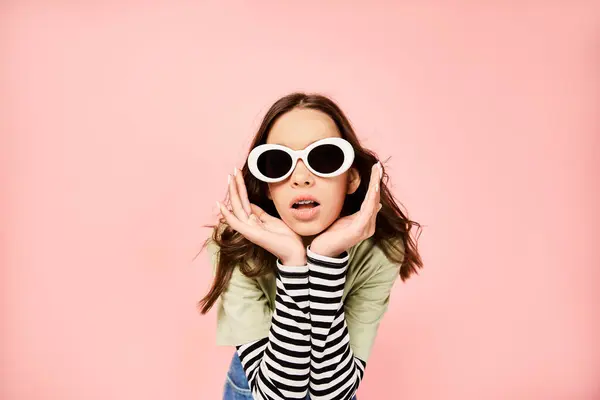 Ein modisches Teenager-Mädchen posiert selbstbewusst in leuchtend grünem Hemd und trendiger Sonnenbrille. — Stockfoto