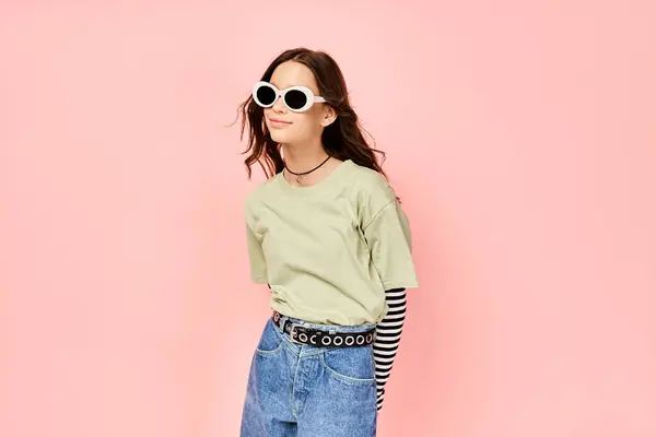 Ein stilvolles Teenager-Mädchen posiert selbstbewusst in grünem Hemd und Sonnenbrille und strahlt eine lebendige und energische Aura aus. — Stockfoto