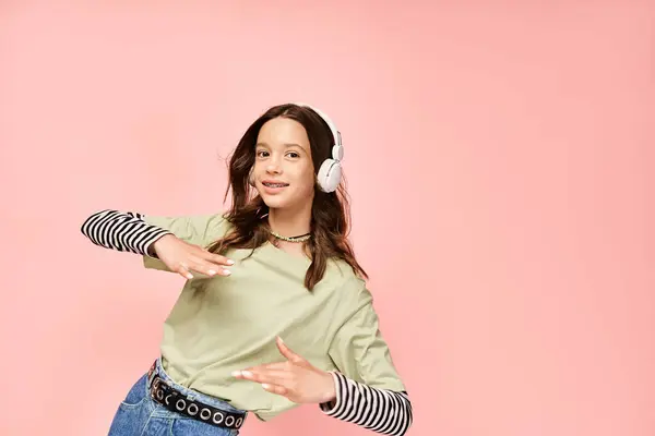 Ein stilvolles Teenager-Mädchen in grünem Hemd hört über Kopfhörer intensiv Musik und verströmt eine lebendige und fesselnde Aura. — Stockfoto
