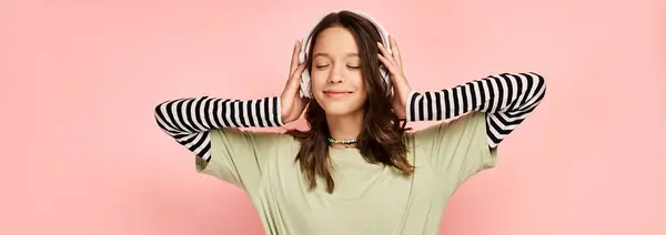 Stylish and vibrant, a teenage girl poses serenely with her hands elegantly placed behind her head. — Stock Photo