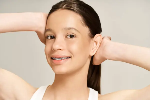 A stylish and vibrant teenage girl exudes joy with a captivating smile on her face. — Stock Photo