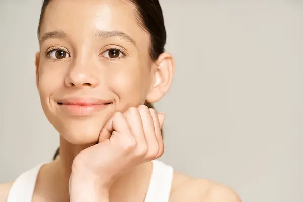 A stylish teenage girl in vibrant attire, beaming with happiness. — Stock Photo