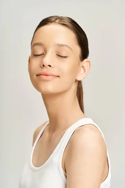 Une adolescente élégante avec les yeux fermés, incarnant l'essence de l'énergie vibrante dans une pose colorée. — Photo de stock
