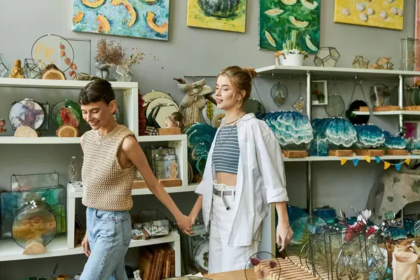 Due donne, una coppia lesbica amorevole, in piedi in uno studio d'arte. — Foto stock