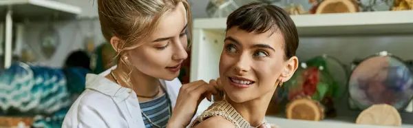 Дві жінки в теплий момент в художній студії. — стокове фото