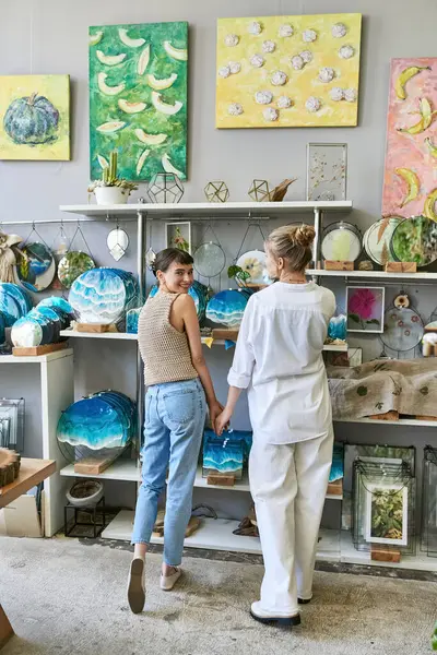 Duas mulheres, um casal lésbico amoroso, se reúnem em um estúdio de arte. — Fotografia de Stock