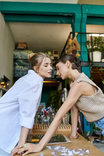 A loving lesbian couple, in an art studio, standing close together. — Stock Photo